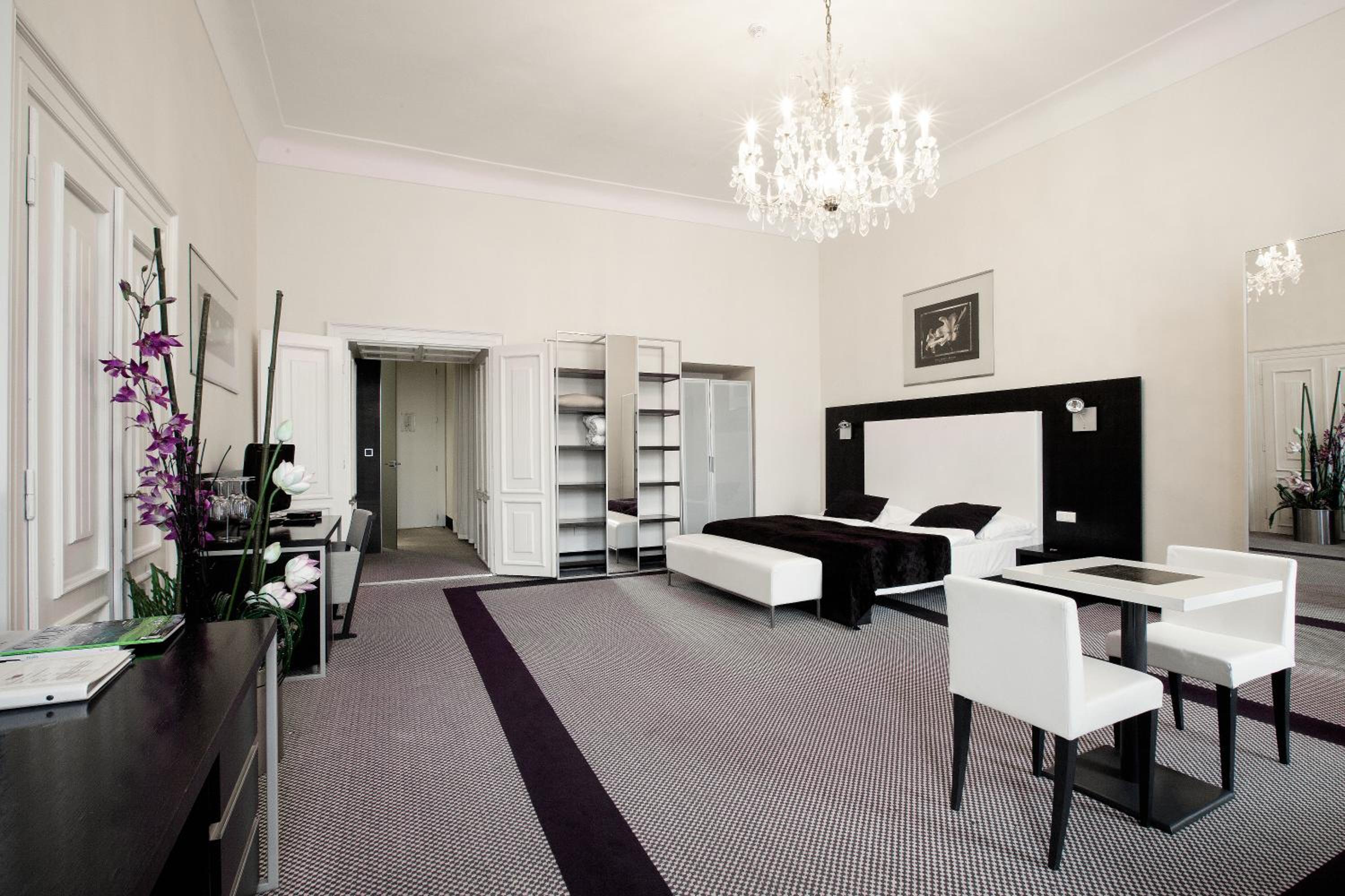 Old Town Square Residence by Emblem